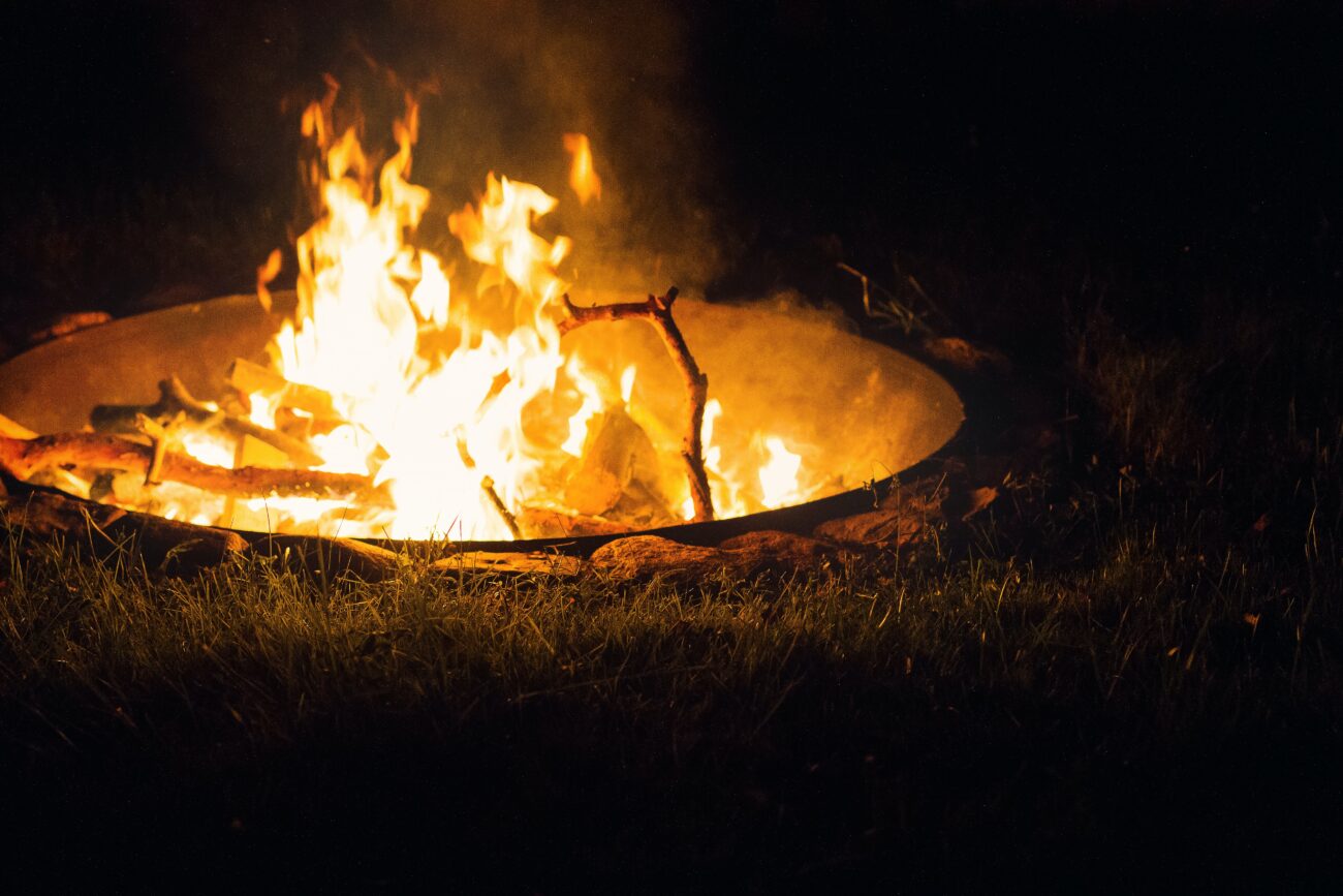 Ein Lagerfeuer im eigenen Garten